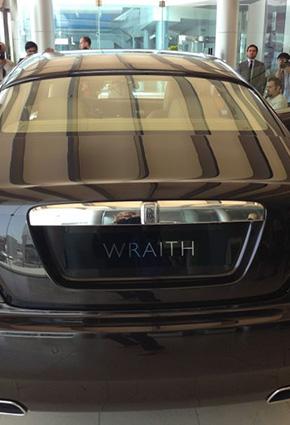 "رولز-رويس" تكشف عن سيارة WRAITH من دبي